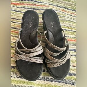 Skechers Rumbler Wave Lassie Sandal, multi-strap wedge open toe - silver sz 10